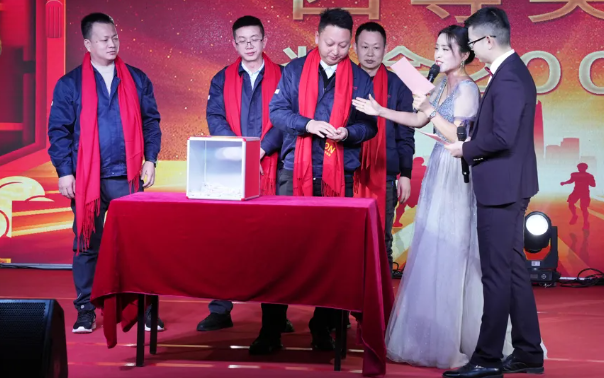 黄石鑫禾国际游戏平台2024年终晚会：凝心聚力，共创鲜丽！